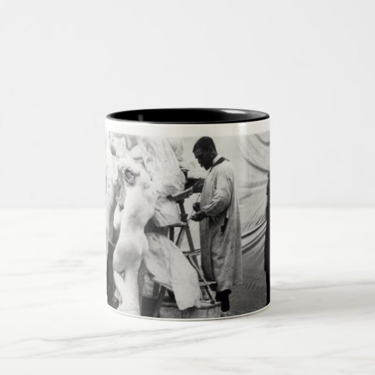 Auguste Rodin in in zijn studio in Parijs Tweekleurige Koffiemok (Center)