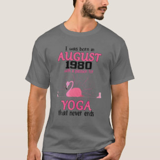 Augustus 1980 met een passie voor Yoga die nooit e T-shirt