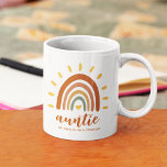 Auntie Custom Name Boho Earth Tone Rainbow Sun Koffiemok<br><div class="desc">De Eigen naam Boho Earth Tone Rainbow Sun Auntie mok is een uniek en stijlvol geschenk dat boze en aardse elementen combineert met een levendige regenboogzon. Naast het opvallende grafisch, kan de mok ook met uw eigen naam en bericht of namen van nichtjes en neefjes worden aangepast, die tot het...</div>
