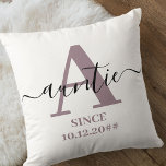 Auntie Monogram Elegant Script Mauve Kussen<br><div class="desc">Piloot voor tante - nieuw of lang gevestigd, die je kunt personaliseren met de datum waarop ze een tante zijn geworden. Dit trendy minimalistische ontwerp heeft een subtiel kleurenpalet van golfkopbal, zwart-wit. Het heeft een tante monogram, met de letter A van het initiaal en de naamstropdas, die in moderne typografie...</div>