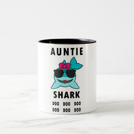 AUNTIE SHARK DOO DOO DOO TWEEKLEURIGE KOFFIEMOK (Center)