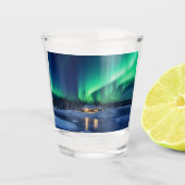 Aurora borealis boven winterhut shot glas (Voorkant)