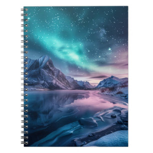 Aurora Borealis over besneeuwd berglandschap Notitieboek