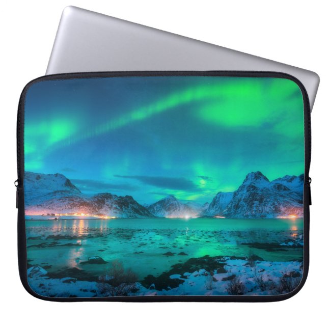 Aurora borealis over de zee kust, sneeuwberg laptop sleeve (Voorkant)