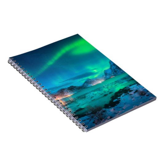 Aurora borealis over de zee kust, sneeuwberg notitieboek (Rechterzijde)