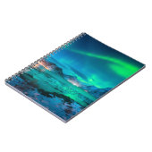 Aurora borealis over de zee kust, sneeuwberg notitieboek (Linkerzijde)