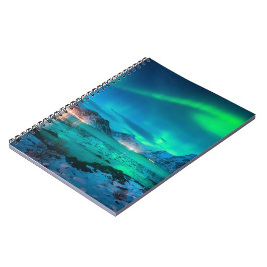 Aurora borealis over de zee kust, sneeuwberg notitieboek (Linkerzijde)