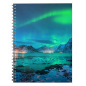 Aurora borealis over de zee kust, sneeuwberg notitieboek (Voorkant)