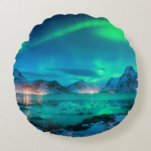 Aurora borealis over de zee kust, sneeuwberg rond kussen