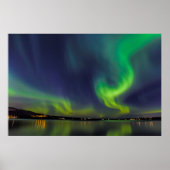 Aurora borealis over een meer poster (Voorkant)