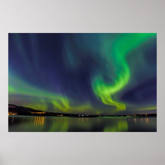 Aurora borealis over een meer poster (Voorkant)