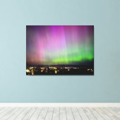 Aurora Borealis over stadslichten Canvas Afdruk (Insitu (Houten vloer))
