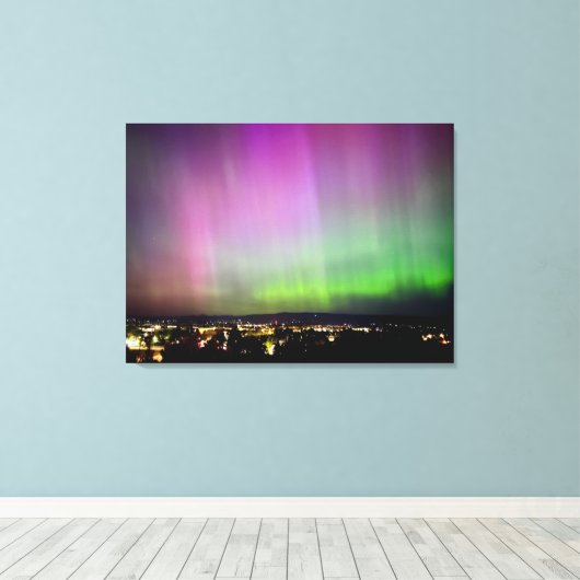 Aurora Borealis over stadslichten Canvas Afdruk (Insitu (Houten vloer))