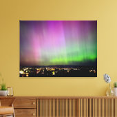 Aurora Borealis over stadslichten Canvas Afdruk (Insitu (Woonkamer))