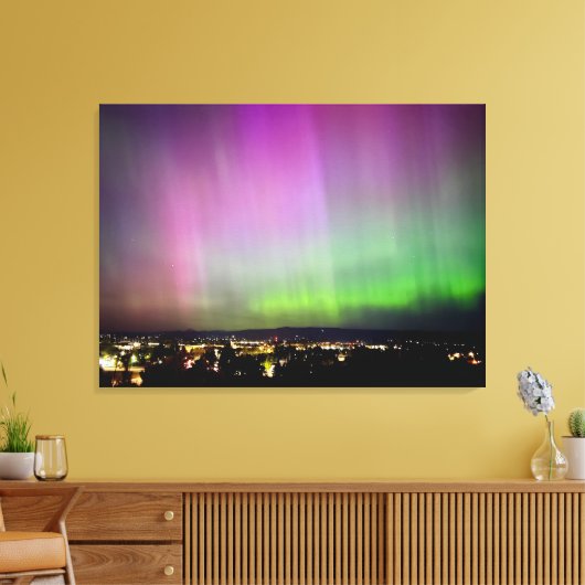 Aurora Borealis over stadslichten Canvas Afdruk (Insitu (Woonkamer))