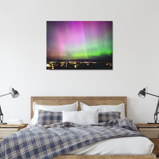 Aurora Borealis over stadslichten Canvas Afdruk (Insitu (Slaapkamer))