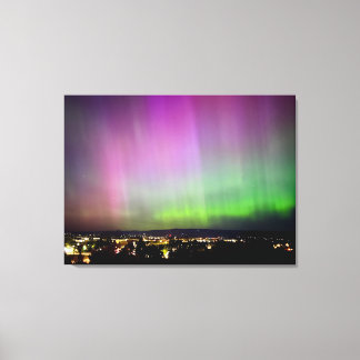 Aurora Borealis over stadslichten Canvas Afdruk
