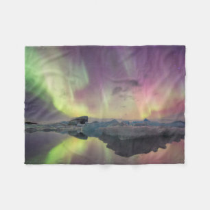 Aurora lichten weerspiegelen in lagune fleece deken