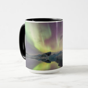 Aurora lichten weerspiegelen in lagune mok