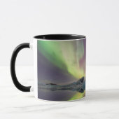 Aurora lichten weerspiegelen in lagune mok (Links)