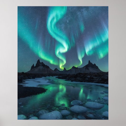 Aurora Over Icelandic Wilderness Poster (Voorkant)