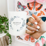 AUSHA Elegant Dusty Blue Floral bruidsmeisje bruil Koffiemok<br><div class="desc">Deze mok van bruidskoffie heeft stoffige blauw-witte bloemen en een elegant minimalistisch lettertype. Het is perfect voor elke bruidsfeestje</div>