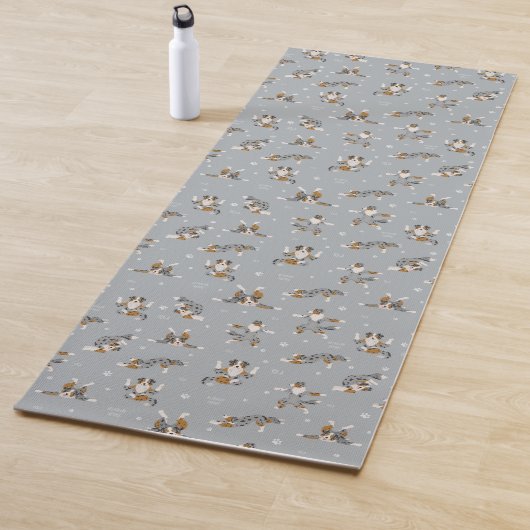 Aussie. Australian Shepherd hond yoga pose Yogamat (In situ)