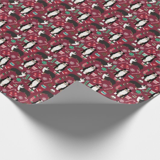 Aussie Dog Tricolored Kerstfeestdag Cadeaupapier (Hoek)