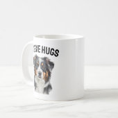 Aussie Hugs Mok - Liefdevolle Australian Shepherd  (Voorkant links)
