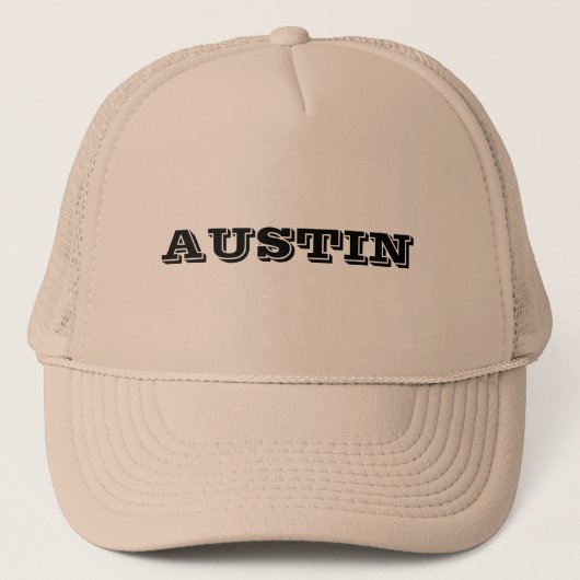 Austin op een Khaki Trucker Pet (Voorkant)