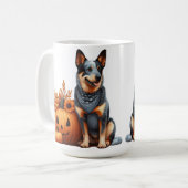 Australian Cattle Dog naast een Jack-O-Lantern Koffiemok (Voorkant links)
