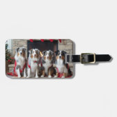 Australian Shepherd bij de open haard Kerstmis Bagagelabel (Voorkant horizontaal)