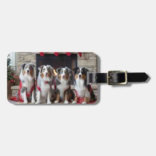 Australian Shepherd bij de open haard Kerstmis Bagagelabel (Voorkant horizontaal)