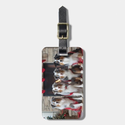 Australian Shepherd bij de open haard Kerstmis Bagagelabel (Voorkant verticaal)
