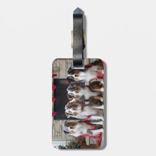Australian Shepherd bij de open haard Kerstmis Bagagelabel (Achterkant verticaal)