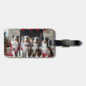 Australian Shepherd bij de open haard Kerstmis Bagagelabel (Achterkant horizontaal)