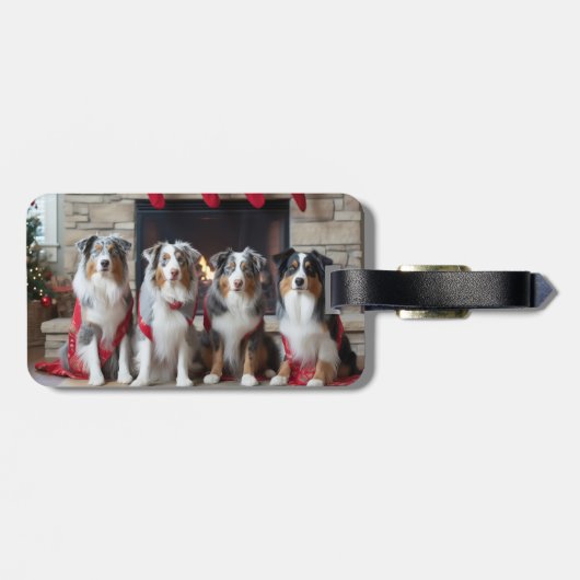 Australian Shepherd bij de open haard Kerstmis Bagagelabel (Achterkant horizontaal)