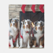 Australian Shepherd bij de open haard Kerstmis Fleece Deken (Voorkant)