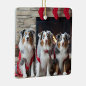 Australian Shepherd bij de open haard Kerstmis Keramisch Ornament (Rechts)