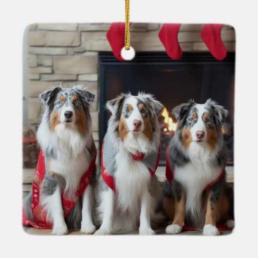 Australian Shepherd bij de open haard Kerstmis Keramisch Ornament (Achterkant)