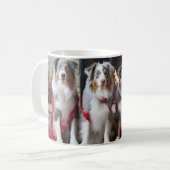 Australian Shepherd bij de open haard Kerstmis Koffiemok (Voorkant links)