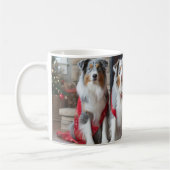 Australian Shepherd bij de open haard Kerstmis Koffiemok (Links)