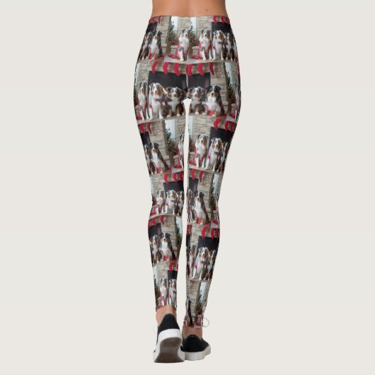 Australian Shepherd bij de open haard Kerstmis Leggings (Achterkant)