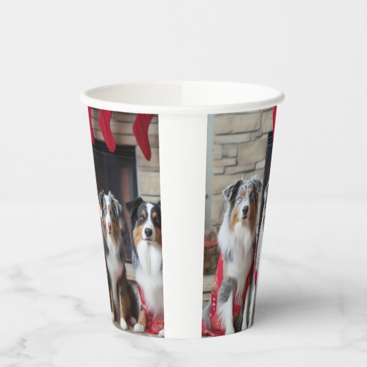 Australian Shepherd bij de open haard Kerstmis Papieren Bekers (Links)