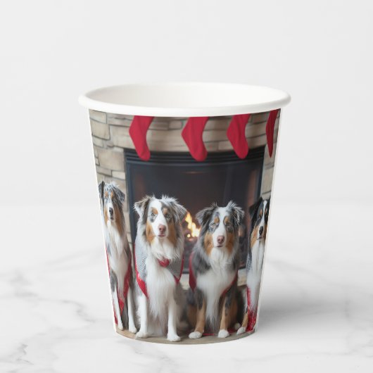 Australian Shepherd bij de open haard Kerstmis Papieren Bekers (Voorkant)