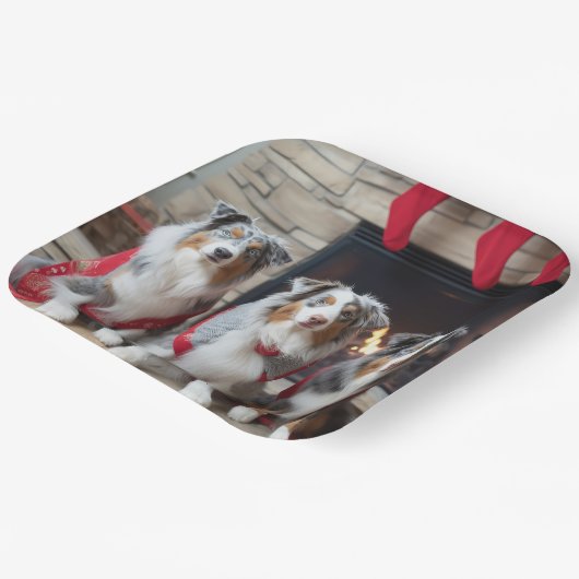 Australian Shepherd bij de open haard Kerstmis Papieren Bordje (Gebogen)