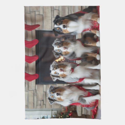 Australian Shepherd bij de open haard Kerstmis Theedoek (Verticaal)