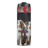 Australian Shepherd bij de open haard Kerstmis Thermosbeker (Voorkant)