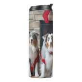 Australian Shepherd bij de open haard Kerstmis Thermosbeker (Gedraaid links)