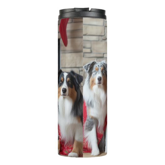 Australian Shepherd bij de open haard Kerstmis Thermosbeker (Achterkant)